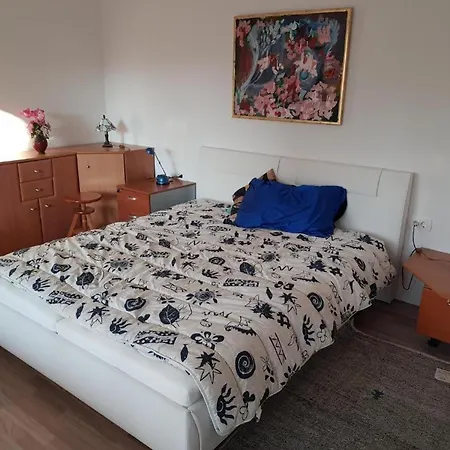 Exclusive In With Private Garden Apartment *
